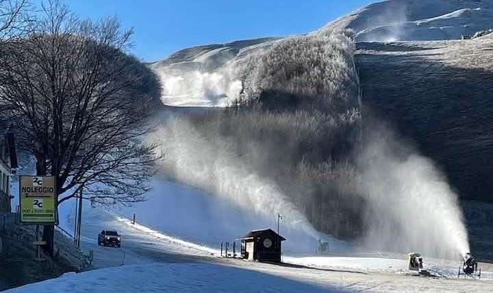 Al lavoro per preparare le piste. Apertura prevista sabato 14 dicembre