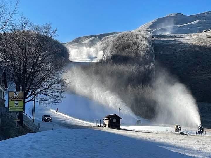 Al lavoro per preparare le piste. Apertura prevista sabato 14 dicembre